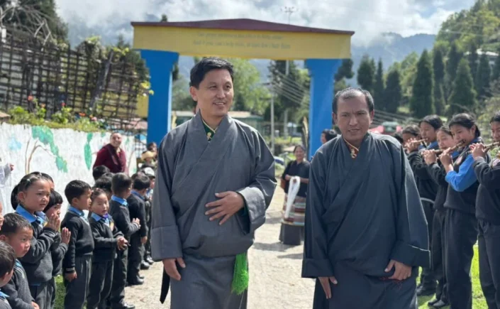 ཤེས་རིག་དྲུང་ཆེ་འཇིགས་མེད་རྣམ་རྒྱལ་ལགས་བསྟན་འཛིན་སྒང་སཾ་བྷོ་ཊ་སློབ་གྲྭ་དང་གཞིས་ཆགས་སུ་འཚམས་གཟིགས་གནང་བ།