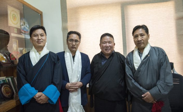 ཀརྨ་ཆོས་དབྱིངས་ལགས་ཀྱིས་ཤེས་རིག་དྲུང་ཆེའི་ལས་ཁུར་ཞུས་པ།