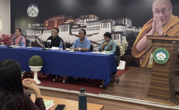ཤེས་རིག་བཀའ་བློན་མཆོག་གཞི་རིམ་འོག་མའི་ཨིན་དགེ་རྣམས་ལ་ཇོ་ལི་སྒྲ་གདངས་ཀྱི་ཟབ་སྦྱོང་གི་མཇུག་བསྡོམས་མཛད་སྒོར་ཆེད་ཕེབས་ཀྱིས་གསུང་བཤད་གནང་བ།