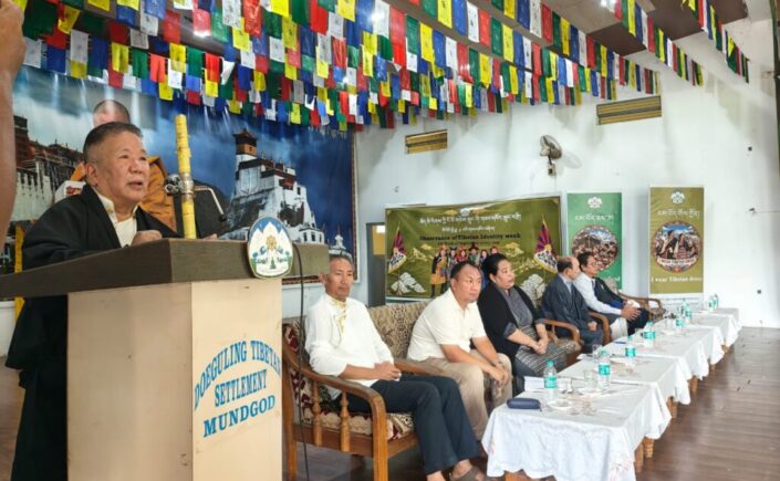 ཤེས་རིག་བཀའ་བློན་ཨུ་རྒྱན་བསྟན་འཛིན་མཆོག་གིས་ལྷོ་ཕྱོགས་མོན་གྷོ་འདོད་རྒུ་གླིང་སཾ་བྷོ་ཊའི་སློབ་གྲྭ་ཁག་ལ་གཟིགས་སྐོར་གནང་བ།